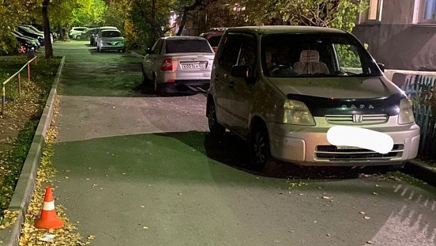 В Новосибирске 11-летний пешеход попал в больницу после ДТП во дворе дома