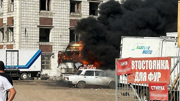 В Новосибирске сгорели два автомобиля на улице Малыгина
