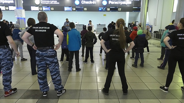 Новосибирские чемпионы провели зарядку для транспортных полицейских и пассажиров