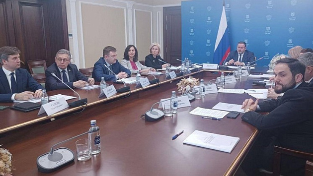 Рифат Сабитов обсудил меры поддержки находящихся в сложной ситуации детей