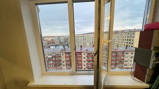 В Сибири годовалый ребенок выпал из окна девятого этажа и разбился насмерть