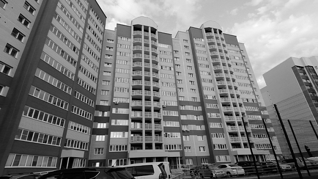 Под Новосибирском женщина упала с высоты многоэтажного дома и погибла
