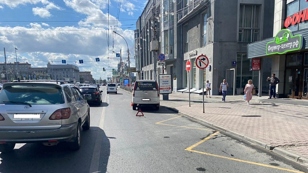 В центре Новосибирска автомобиль сбил 26-летнего мужчину на проезжей части