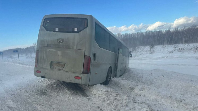 Рейсовый автобус с 17 пассажирами улетел в кювет на трассе под Новосибирском