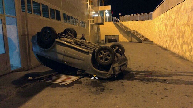 В Новосибирске «Тойота» рухнула с парковки  торгового центра