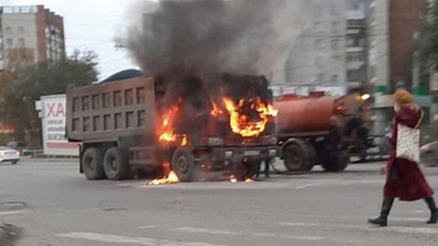 В Новосибирске загорелся самосвал на улице Ватутина 