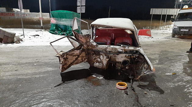 Четверо новосибирцев попали в больницу после столкновения с грузовым автомобилем