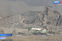 За жизнь пострадавшего во время обрушения бывшего комбината в Тыве борются врачи