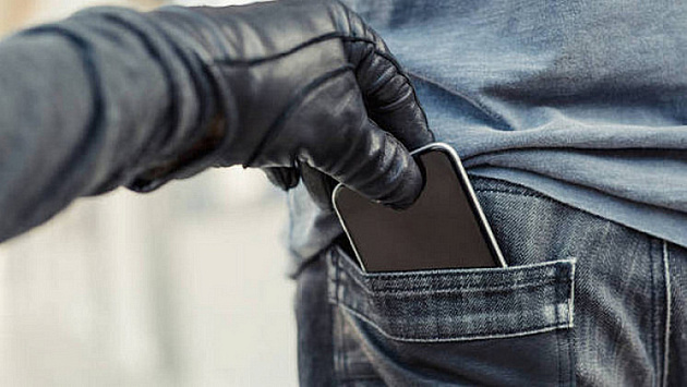 В Новосибирске двое грабителей похитили у юноши телефон и сдали его в ломбард