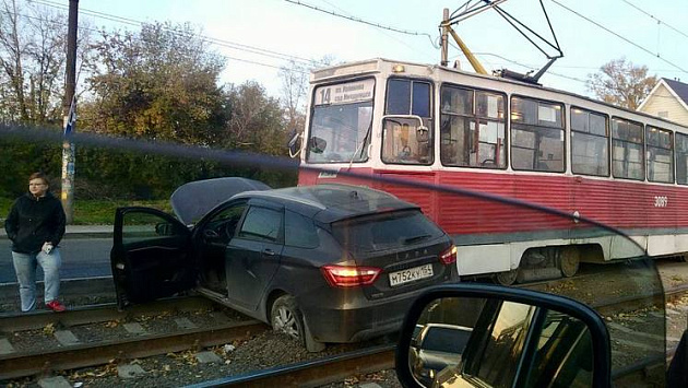 В Новосибирске трамвай № 14 ударил в бок и протащил по путям кроссовер