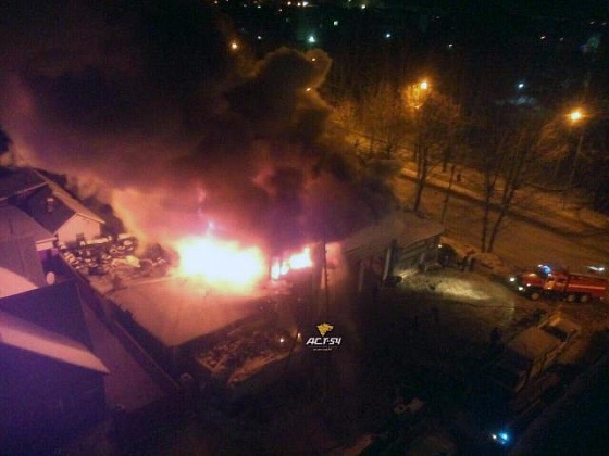 В Октябрьском районе Новосибирска сгорела СТО