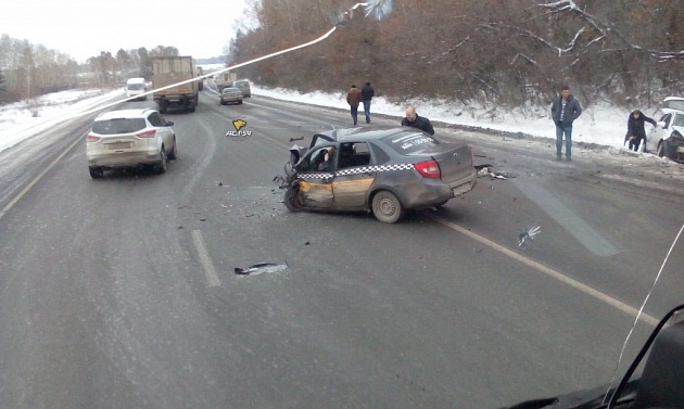 Водитель такси погиб в тройном ДТП на трассе под Новосибирском