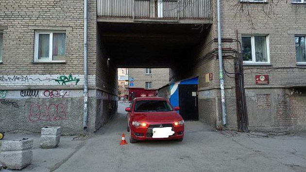 В Новосибирске водитель автомобиля сбила 15-летнюю девочку на электросамокате