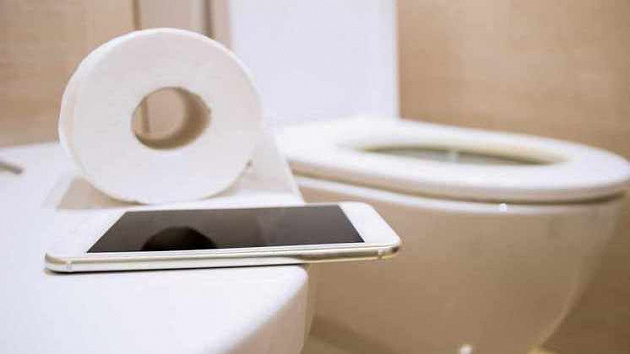 Новосибирец украл телефон пенсионера в туалете аэропорта Толмачёво