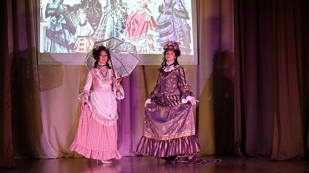 В новосибирской женской колонии прошёл показ платьев различных исторических эпох