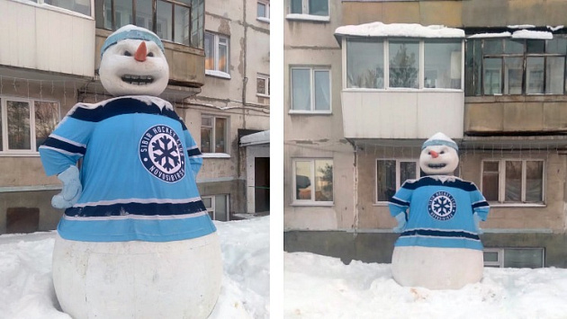Во дворе дома в Новосибирске поставили двухэтажного снеговика в форме команды «Сибирь»