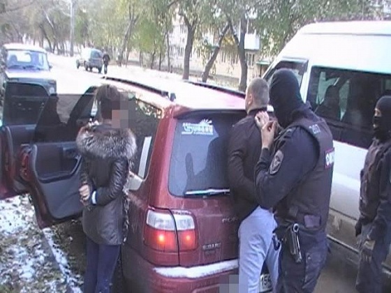 Транспортные полицейские накрыли семейство наркодилеров на улице Новосибирска