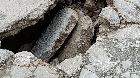 В трех районах Новосибирска провалы разрушили дороги и тротуары