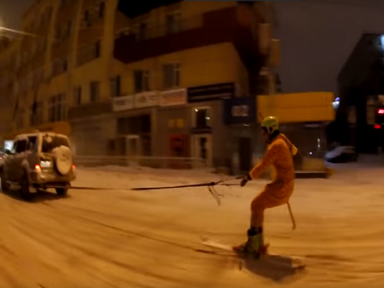 По дорогам Новосибирска на лыжах проехал человек в костюме тигра 
