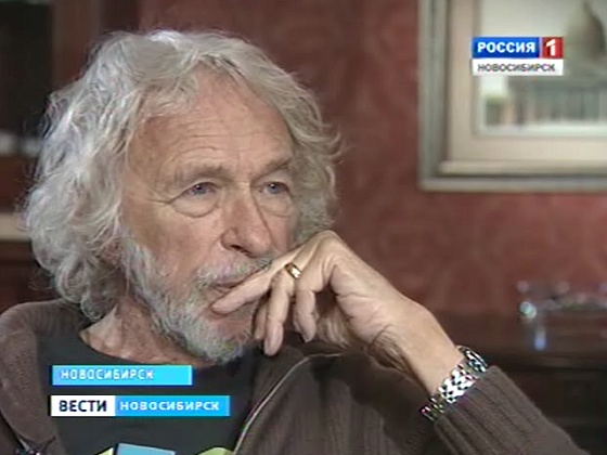 Высокий блондин в черном ботинке гостит в России