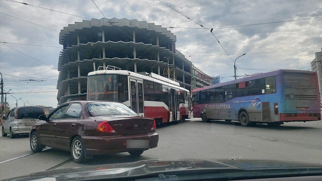 В Новосибирске столкнулись трамвай и автобус на площади Карла Маркса