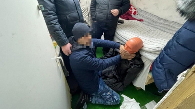 В Новосибирске подозреваемый в убийстве задушил подругу шарфом и спокойно лёг спать