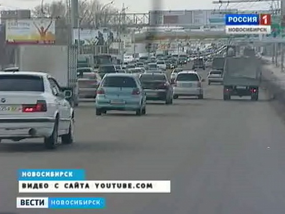 Авария на Димитровском мосту в утренний час пик сегодня стала причиной многокилометровых пробок на обоих берегах