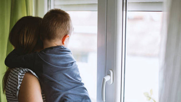 В Новосибирске мать оставленного в квартире 8-летнего мальчика решила скрыться