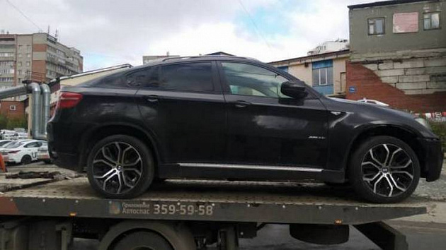 49-летний житель Новосибирска за долги лишился внедорожника BMW X6