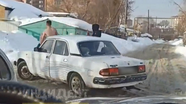 Прокатившегося голышом на капоте «Волги» мужчину оштрафовали в Новосибирске
