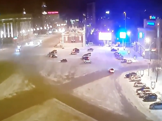 Ночной дрифтер катался по «встречке» на Площади Ленина в Новосибирске 