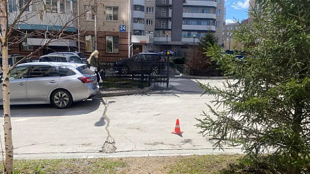 В Новосибирске восьмилетний мальчик перебегал дорогу во дворе и попал под машину