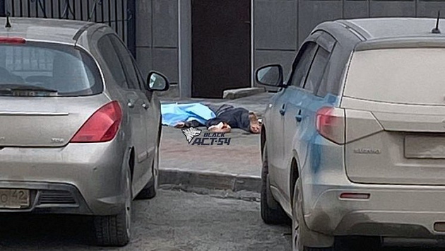 В Новосибирске нашли труп 22-летнего юноши под окнами высотного здания