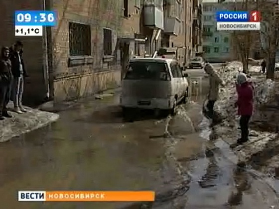 Новосибирцы жалуются на затопленные придомовые территории