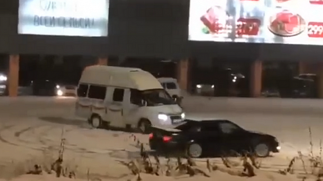 В Новосибирске водитель катафалка снова утроил ледовый дрифт на парковке торгового центра