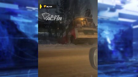 Под Новосибирском пассажирский автобус слетел в кювет после аварии на трассе
