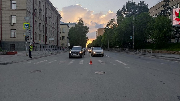В Новосибирске водитель сбил велосипедиста на пешеходном переходе и скрылся