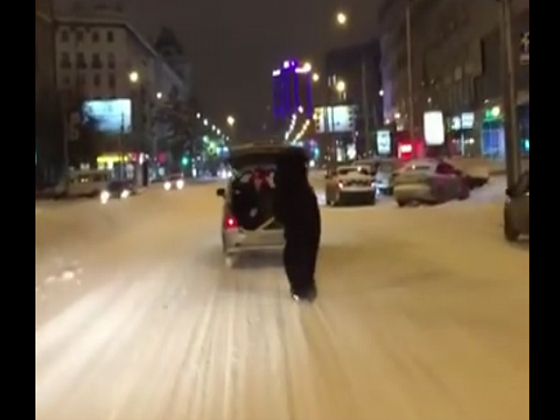В Новосибирске на сноуборде проехался человек в костюме медведя