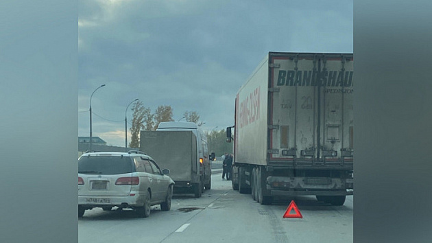10-километровая пробка образовалась на Бердском шоссе в Новосибирске из-за аварии