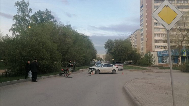 В Новосибирске автомобиль сбил 14-летнего подростка на питбайке