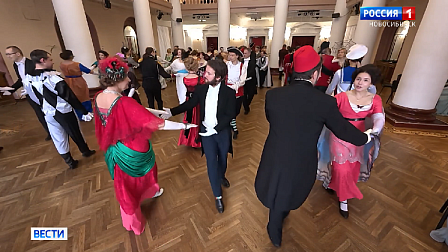 Поклонники исторических танцев провели зимний бал в Новосибирске