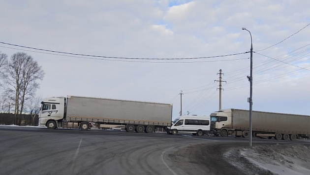 Под Новосибирском четыре пассажира маршрутки пострадали в аварии с грузовиками