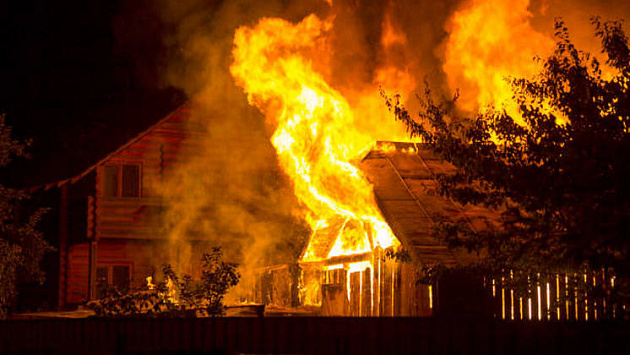 В Новосибирске огонь уничтожил крышу частного дома и машину на улице Тайшетской