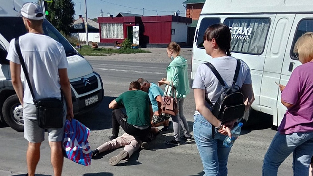 В Новосибирске мужчина кидался с ножом на водителя микроавтобуса