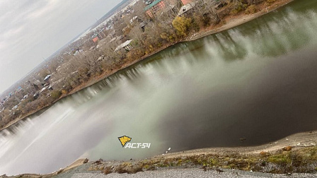 В Новосибирске огромное черное пятно вдоль берега реки Обь напугало горожан