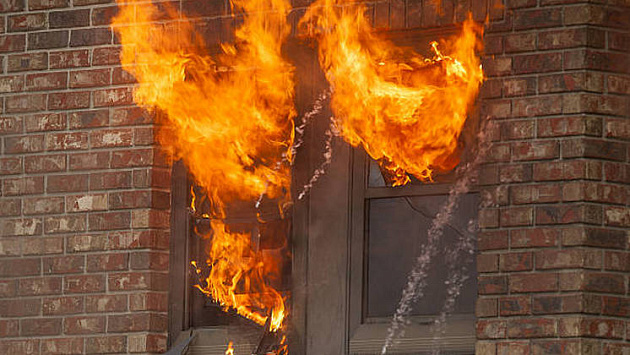 В Новосибирске огонь уничтожил заброшенный кирпичный дом