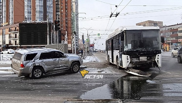 В Новосибирске пассажирский автобус № 96 снес кроссовер на перекрестке