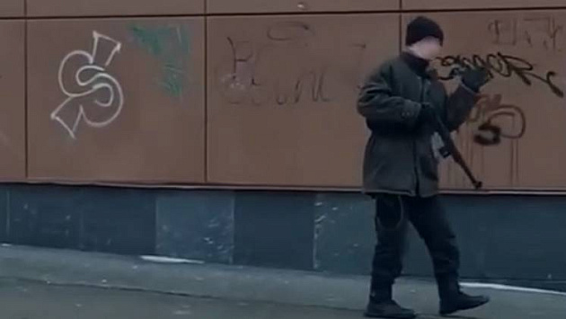 В Новосибирске полиция задержала мужчину с муляжом автомата в руках