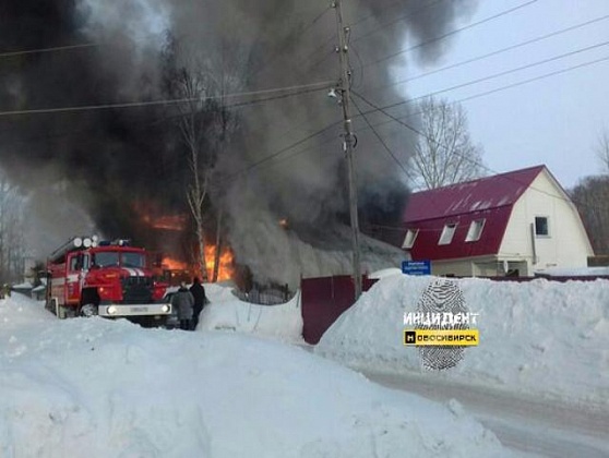 В Дзержинском районе Новосибирска вспыхнули два частных дома 
