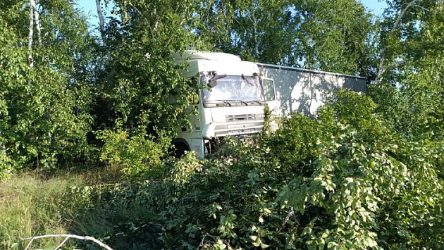 На трассе в Новосибирской области у водителя грузовика остановилось сердце